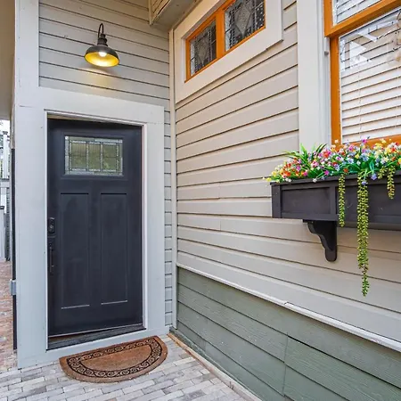 Exquisite Studio Guesthouse Near Downtowns Core